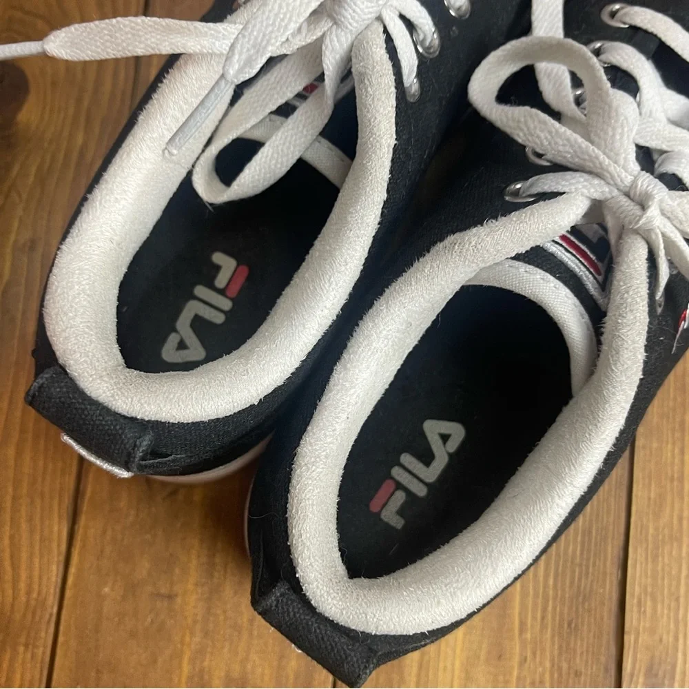 Fila 5CM00737-014 theme low top sneakers black with white soles women’s size 6